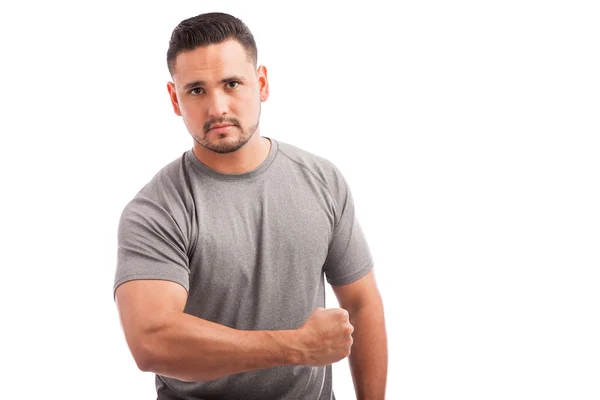 Hombre mostrando sus músculos —  Fotos de Stock