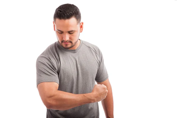 Homem mostrando sua força braço — Fotografia de Stock