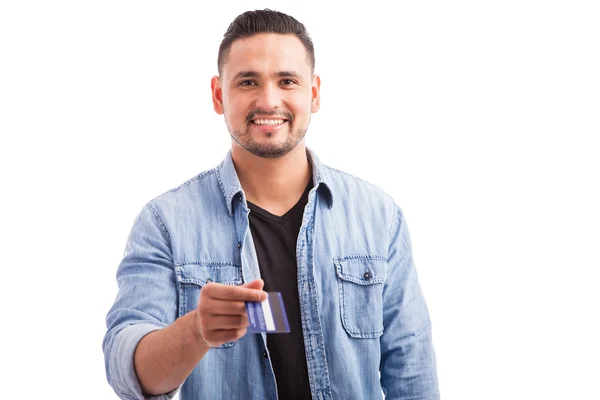 Homem pagando com seu cartão de crédito — Fotografia de Stock