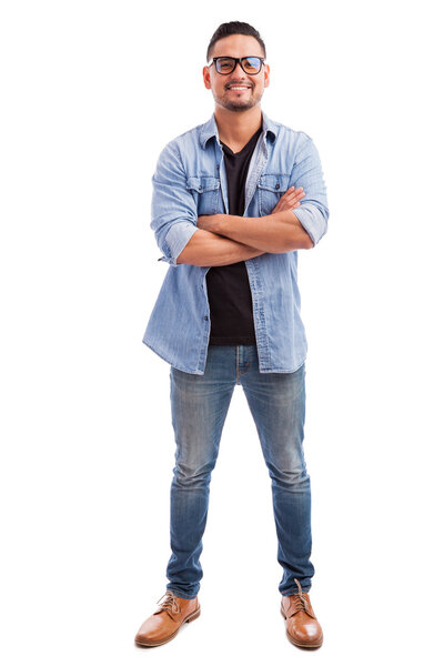 Hombre con gafas y vestido casualmente — Foto de Stock