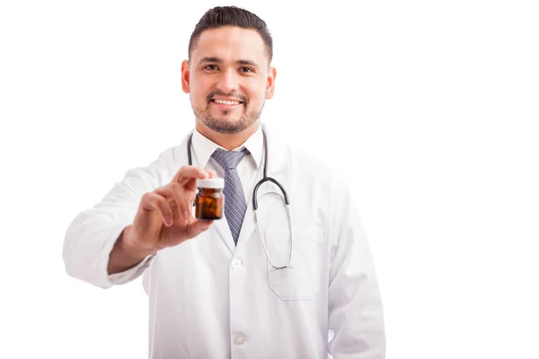 Arts overhandigen een fles pillen — Stockfoto