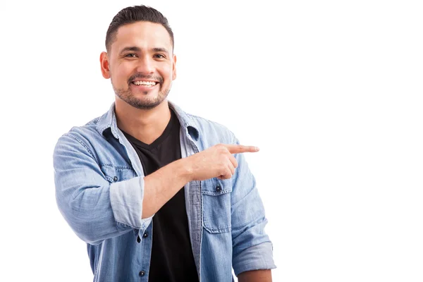 Chico en ropa casual señalando — Foto de Stock