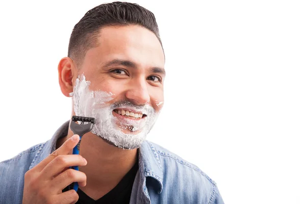 Человек с кремом для бритья на лице — стоковое фото