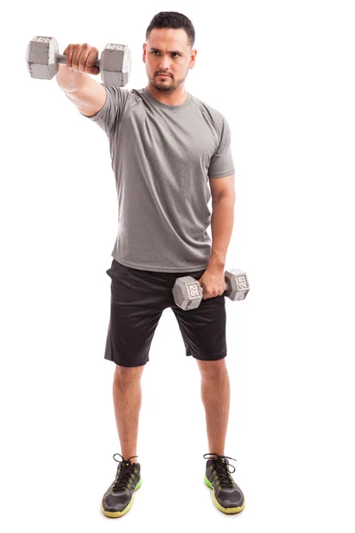 Homem fazendo alguns aumentos deltoid — Fotografia de Stock