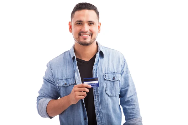 Людина тримає кредитну картку — стокове фото