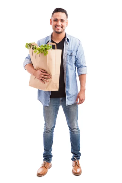 Homem carregando um saco de compras — Fotografia de Stock