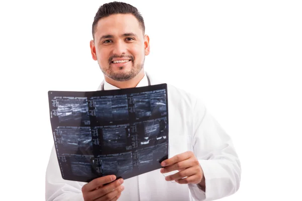 Радіограф, який вивчає деякі рентгенівські промені — стокове фото