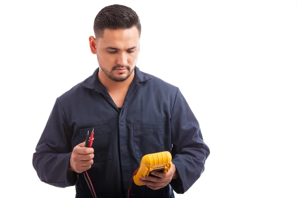 Elektriker kontroll av spänning — Stockfoto