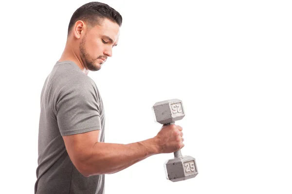 Guy lifting some weights — Stock Photo, Image