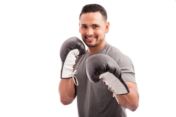 Hombre usando guantes de boxeo — Foto de Stock