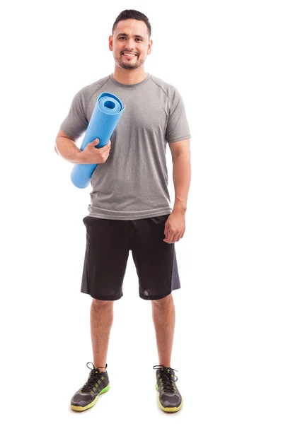 Homem carregando um tapete de exercício — Fotografia de Stock