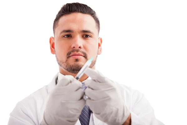 Arts dragen van handschoenen en voorbereiding van een spuit — Stockfoto