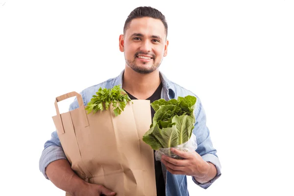 Hombre llevando una bolsa de comestibles — Foto de Stock