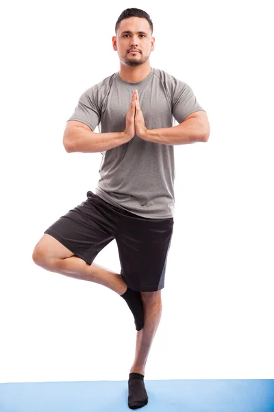 Latinska man gör en tree pose — Stockfoto