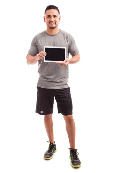 태블릿의 화면을 보여주는 남자 — 스톡 사진