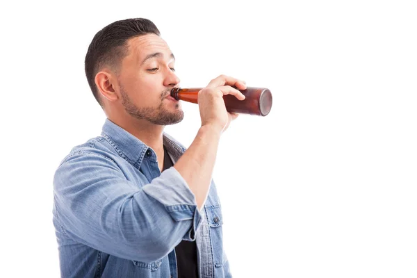 Hombre con barba bebiendo cerveza —  Fotos de Stock