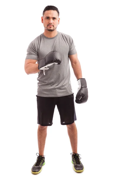 Boxeador com luvas mostrando seus músculos — Fotografia de Stock