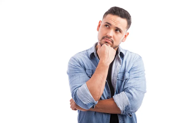 Man looking up and thinking hard — Stock Photo, Image