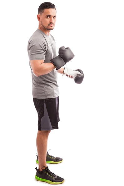 Homem usando luvas de boxe — Fotografia de Stock