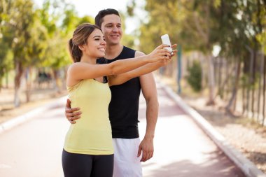 Çift selfie çekiyor.