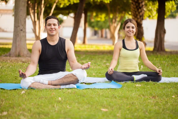 Пара медитирует и практикует йогу — стоковое фото