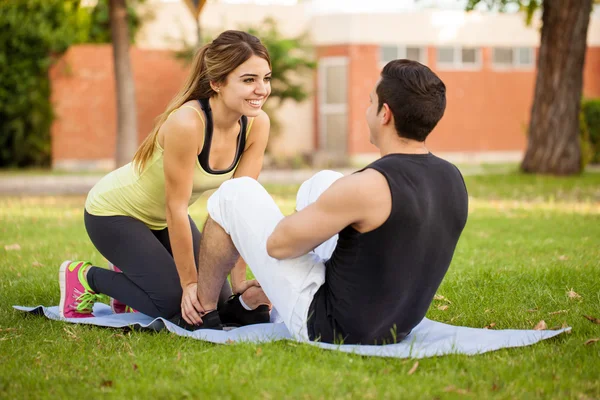 Mujer haciendo ejercicio con su novio — Foto de Stock