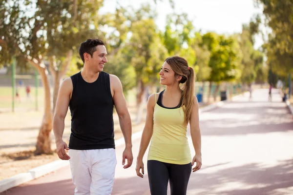 Paar flirten en praten — Stockfoto