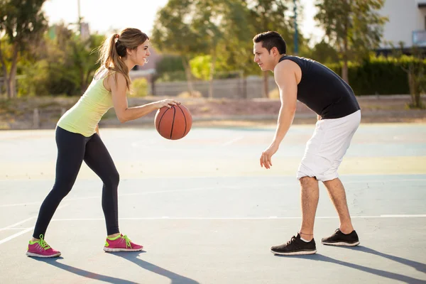 Basketbol oynarken Çift — Stok fotoğraf