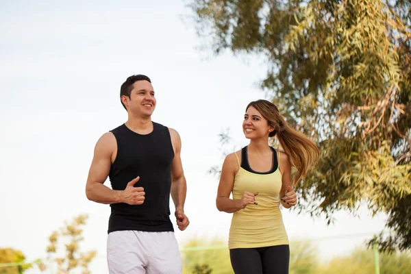 Paar genießt einen schönen Lauf — Stockfoto