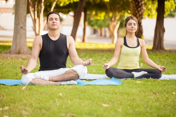 Par meditera och göra några yoga — Stockfoto