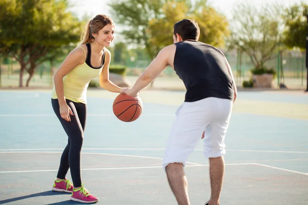 Jovem casal jogar basquete — Fotografia de Stock