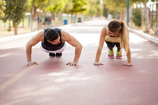 Jonge paar warming-up — Stockfoto