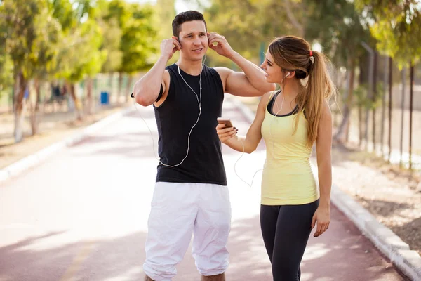 Paar teilt sich Playlisten — Stockfoto