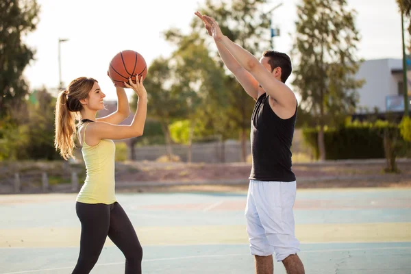 Homem e sua namorada jogando basquete — Fotografia de Stock