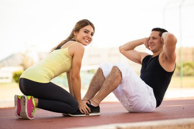 onun erkek arkadaşıyla egzersiz esmer