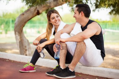 Çift onların egzersiz bir mola