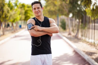 genç adam şarkı seçerek