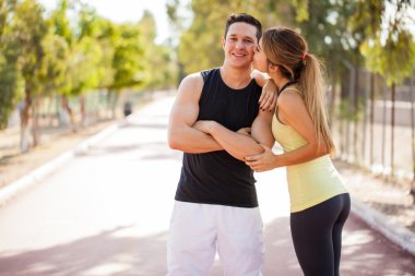 Sportif kıyafeti çalışma dışarı adam