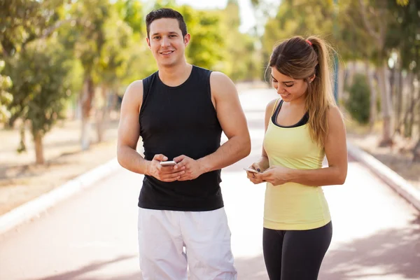 Man and girlfriend updating  status — Stock Photo, Image