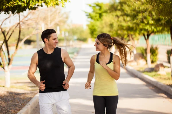 Paar in sportieve outfits uitgevoerd — Stockfoto