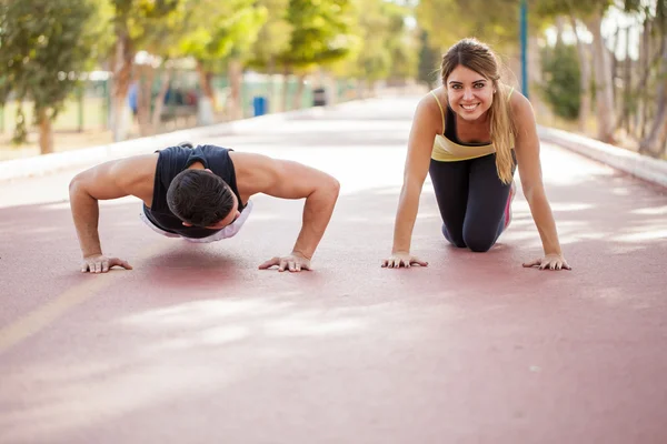 Woman working out and doing  push ups — Stock Photo, Image
