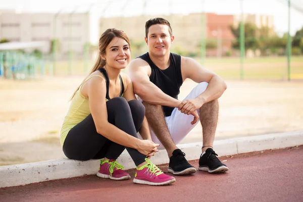 Couple assis et prendre une pause — Photo