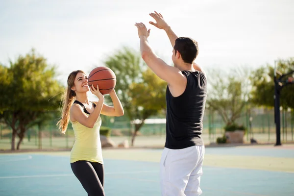 Casal jogando basquete — Fotografia de Stock