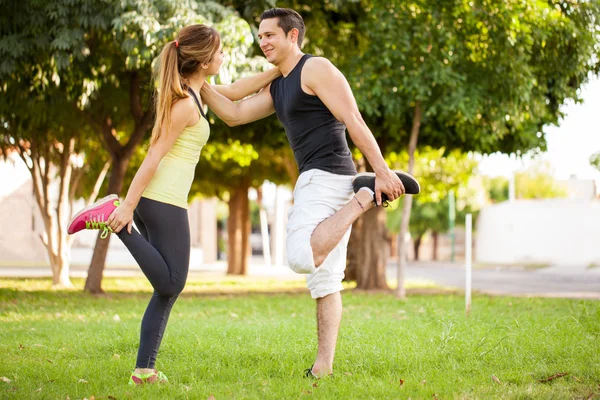 Coppia allungando le gambe — Foto Stock