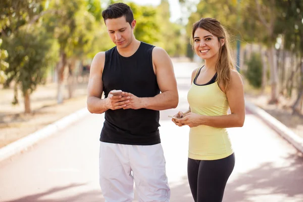 Donna e fidanzato utilizzando uno smartphone — Foto Stock