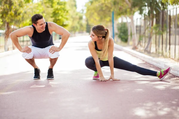 Par gör några stretchövningar — Stockfoto