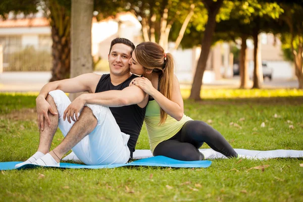 Hombre haciendo ejercicio con su novia —  Fotos de Stock