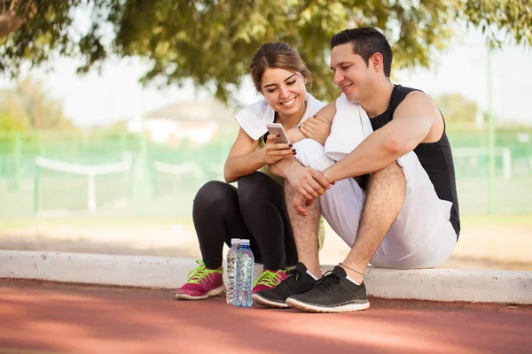 Coppia guardando uno smartphone — Foto Stock