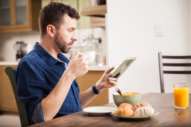 adam bir tablet bilgisayarda okuma