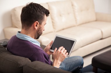 Tablet bilgisayar kullanan bir adam